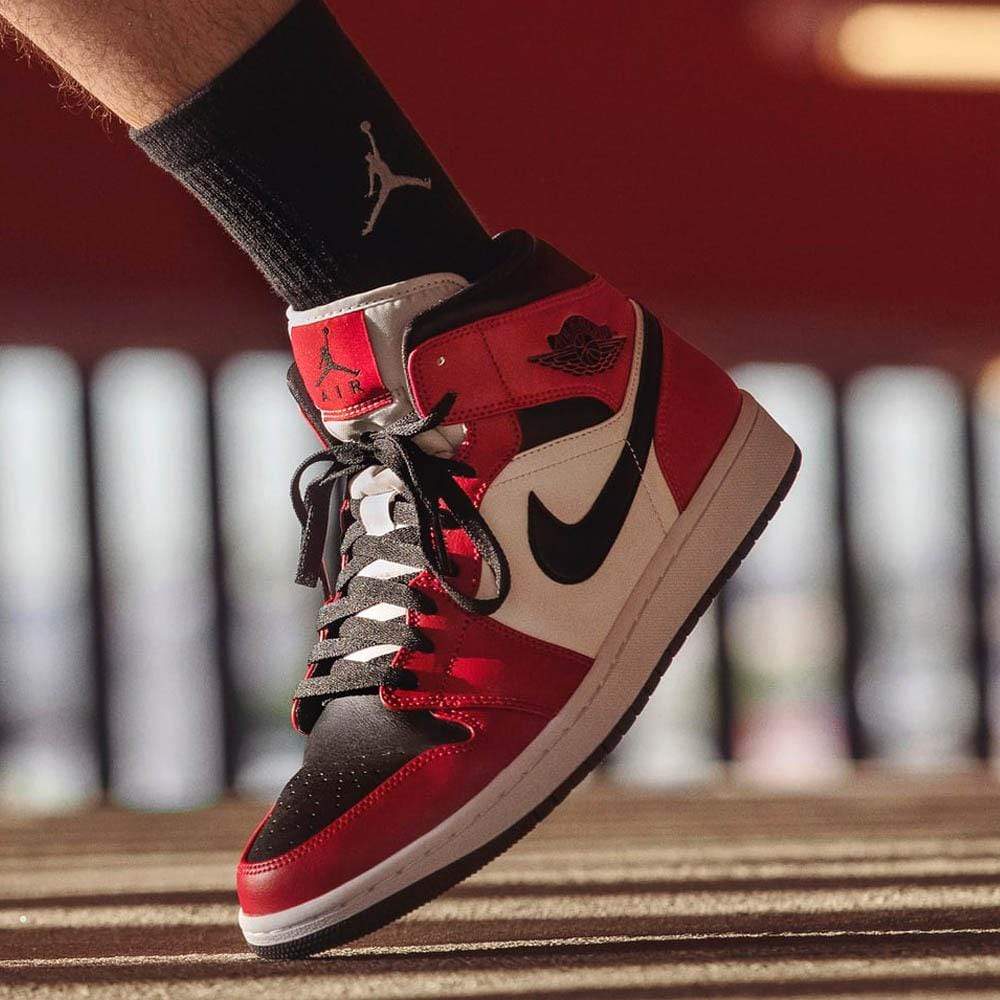 Air Jordan 1 Mid 'Chicago Black Toe'- Streetwear Fashion - helmiss.com