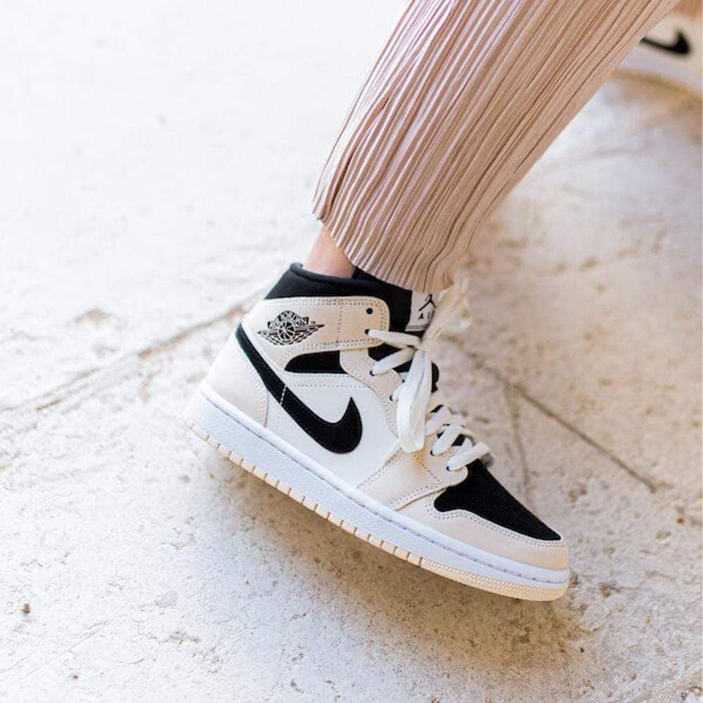 Air Jordan 1 Mid Wmns 'Barely Orange'- Streetwear Fashion - helmiss.com