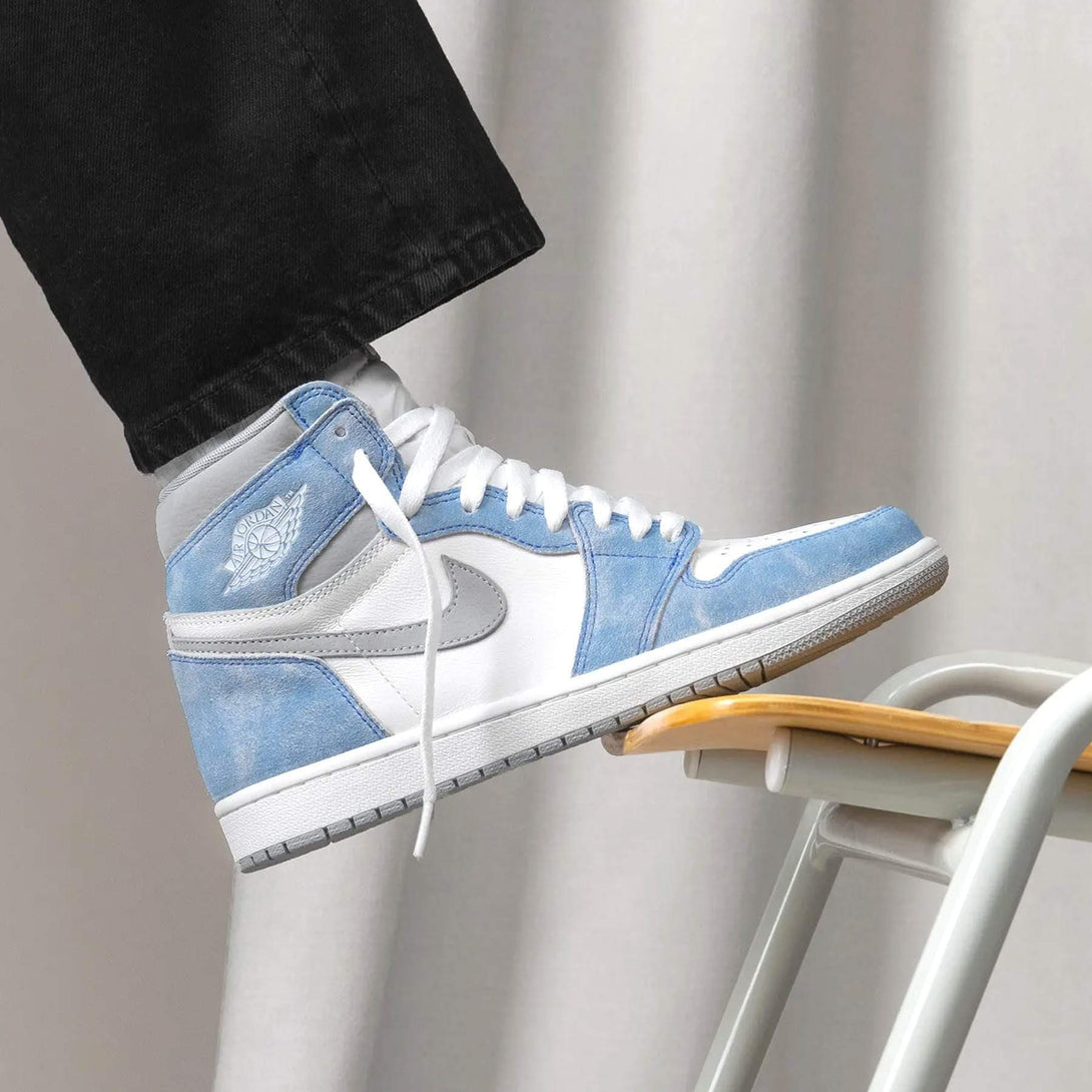 Air Jordan 1 Retro High OG 'Hyper Royal'- Streetwear Fashion - helmiss.com