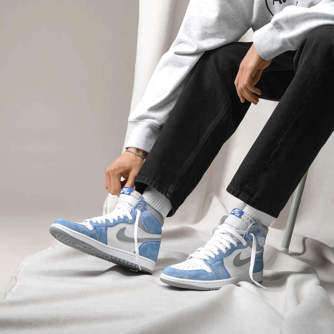 Air Jordan 1 Retro High OG 'Hyper Royal'- Streetwear Fashion - helmiss.com