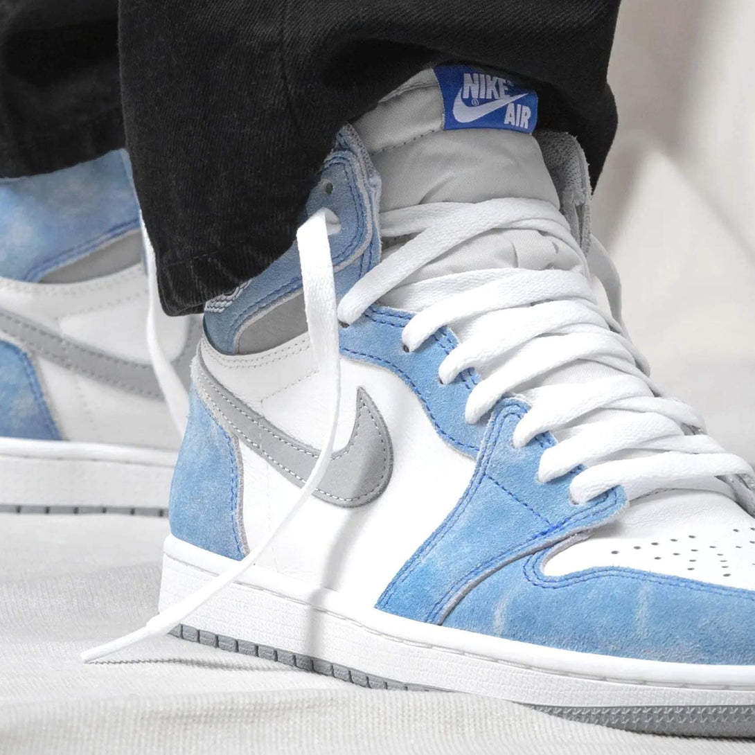 Air Jordan 1 Retro High OG 'Hyper Royal'- Streetwear Fashion - helmiss.com